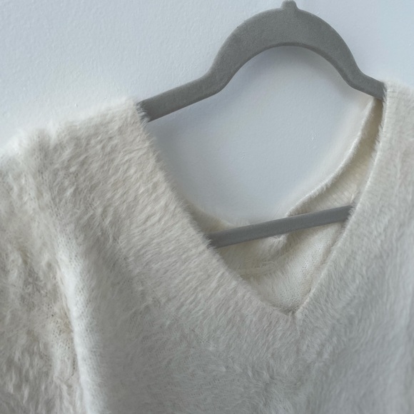 Super cozy Aritzia White Crop Sweater - Picture 4 of 4